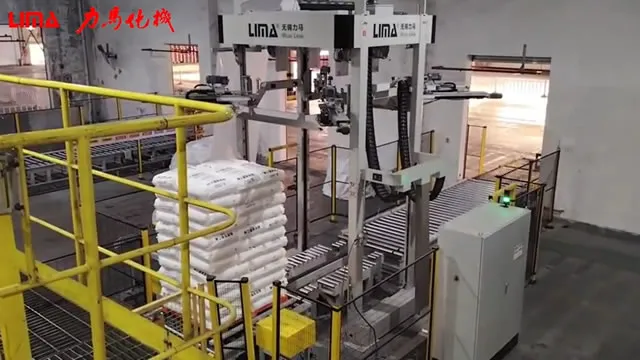 Automatic stretch hooding machine for a petrochemical company